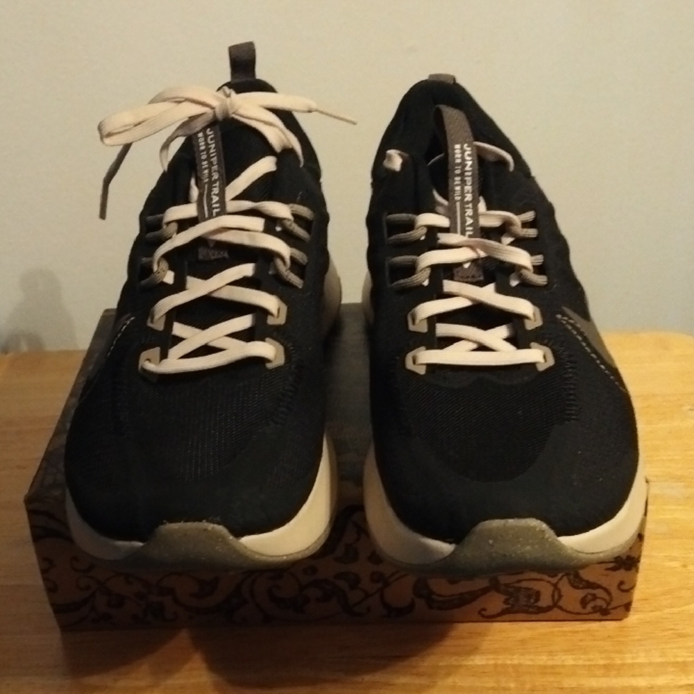 New Men's Nike Black and Beige Athletic Shoes Size 9.5